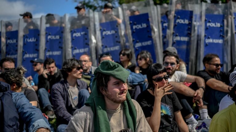 Hunderte Studenten demonstrieren gegen Uni-Schließung in Istanbul