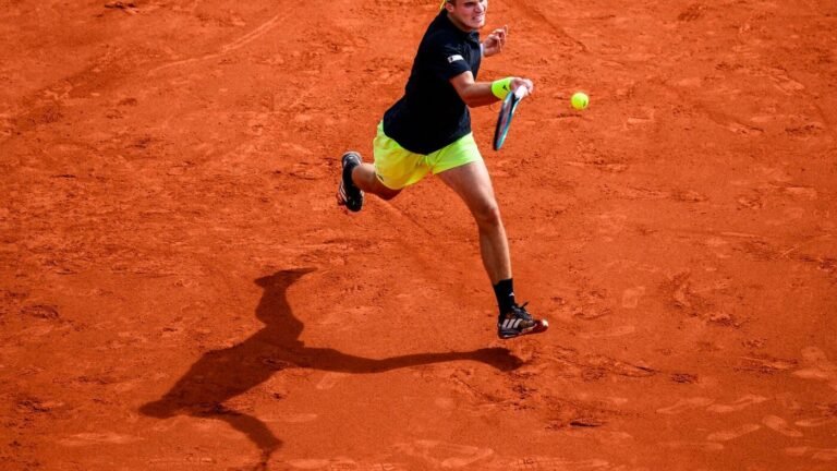 French Open im Tennis: Marathon-Match in Paris: Tennisprofi sackt kraftlos zusammen