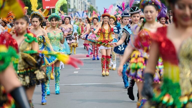 Großer Umzug zum Karneval der Kulturen in Friedrichshain