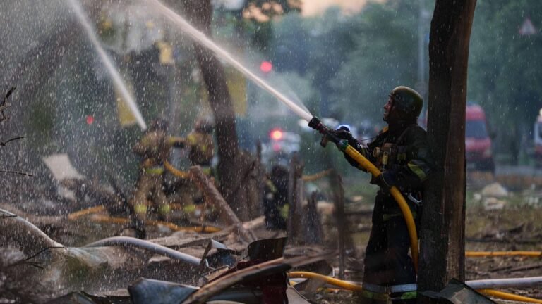 Ukraine: Aufräumarbeiten in Kiew – und die Forderung nach Konsequenzen