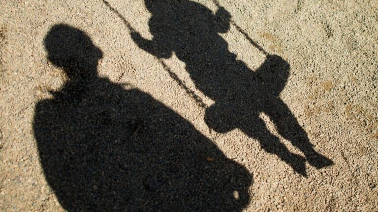Spandauer Schule berichtet von rassistischen Aufklebern und Spielplatz-Verletzungen