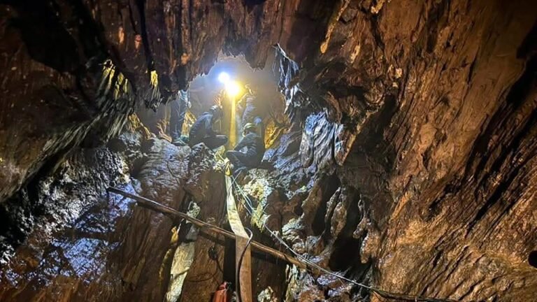 Vier weitere Goldsucher befreien sich selbst aus Höhle