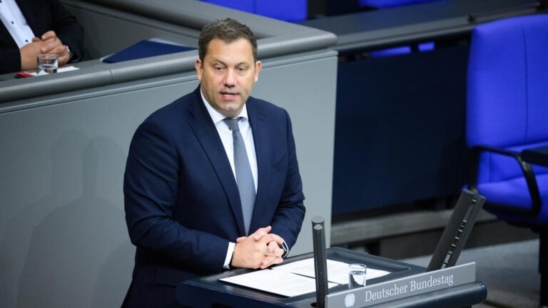 Berlin – Bundestag berät über antragslose Kindergeld-Auszahlung