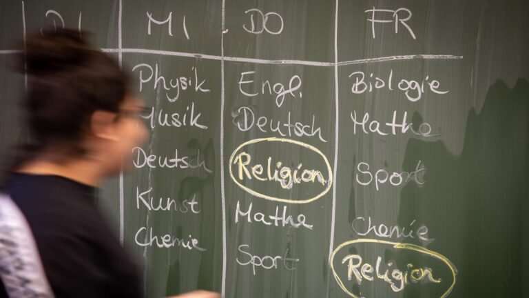 „Kirche in der Krise“: Landesregierung verteidigt schulischen Religionsunterricht