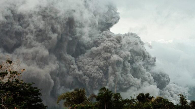 Vulkan Mayon auf Philippinen stößt Asche aus