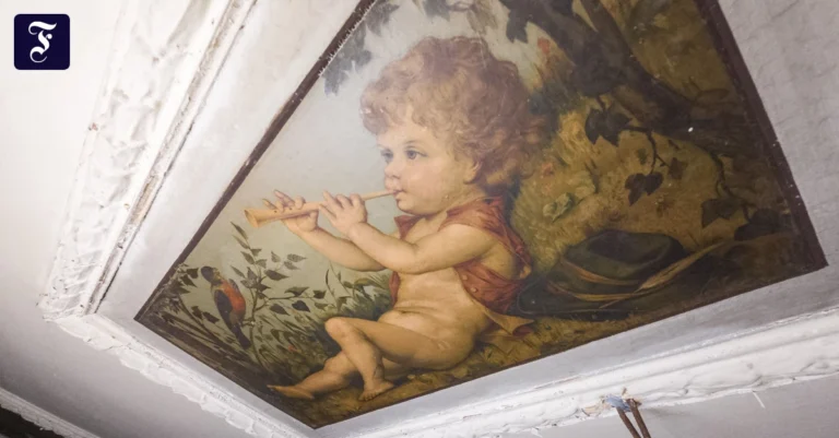 100 Jahre im Verborgenen: Ehepaar entdeckt Gemälde mit Engeln im Schlafzimmer