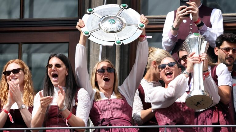 FC Bayern – Münchnerinnen feiern Double-Sieg auf dem Marienplatz