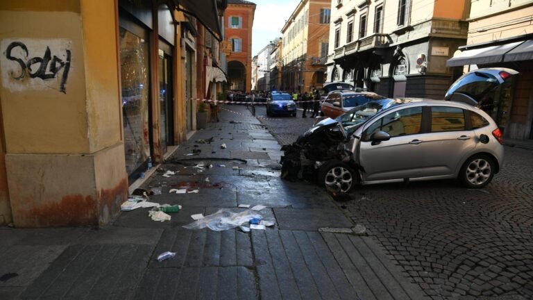 Italien – Mann rast in Modena mit Auto in Menschenmenge