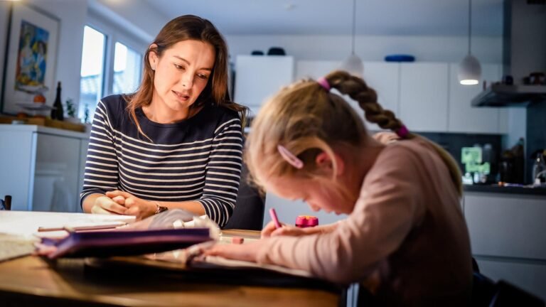 Mütter mit kleinen Kindern gehen nach wie vor deutlich seltener arbeiten als die Väter