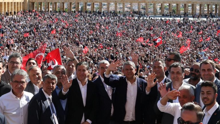 Machtkampf in der Türkei: Großdemonstration für abgesetzten CHP-Chef Özel