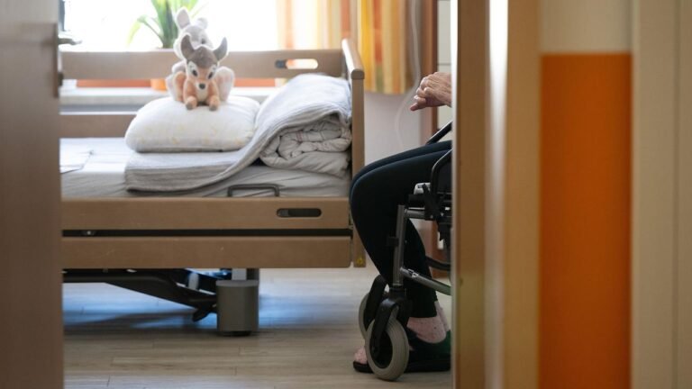 Kritik an Warken-Plänen zu höheren Pflegebeiträgen für Kinderlose