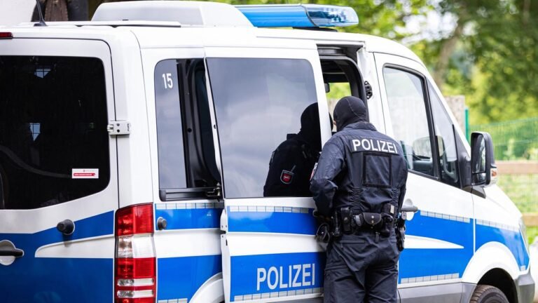 Neonazis im Visier: Polizei durchsucht bundesweit Wohnungen