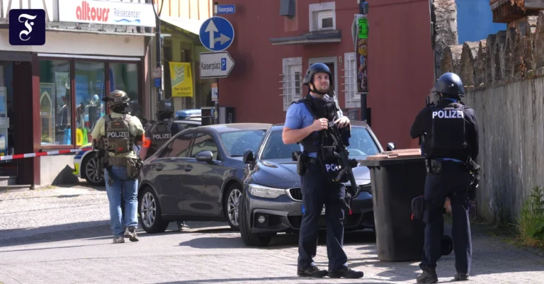 Tätersuche dauert nach Großeinsatz in Sinziger Bank an
