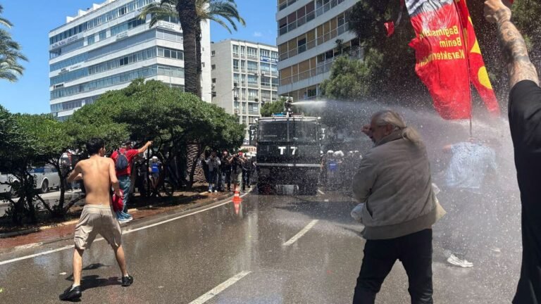 Türkische Polizei setzt Wasserwerfer ein