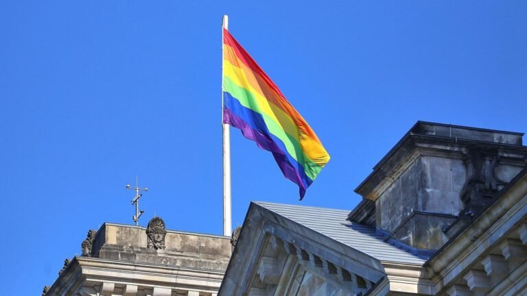 Regenbogenflagge über dem Reichstagsgebäude