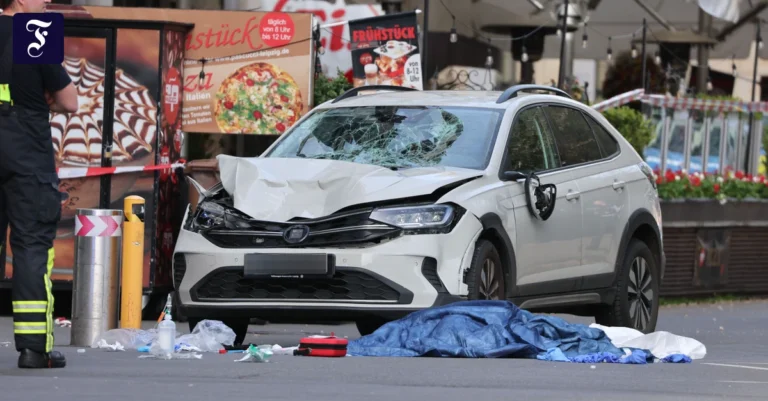 Auto fährt in Leipziger Innenstadt in Menschengruppe – ein Toter