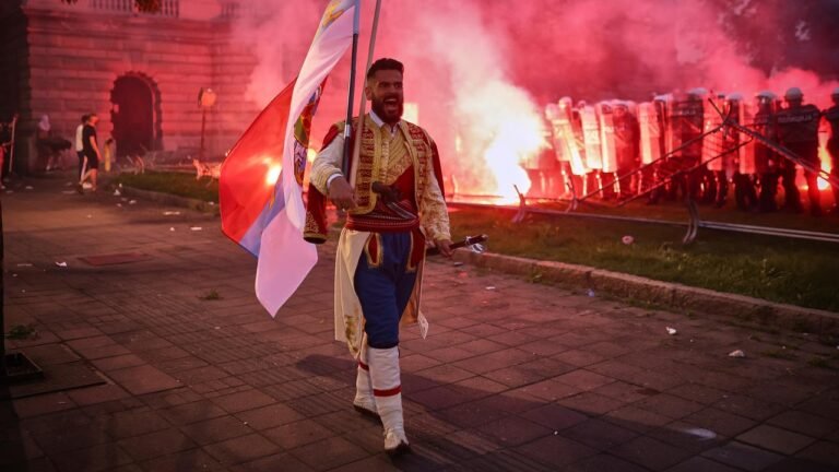 Proteste in Serbien: Zehntausende fordern Neuwahlen