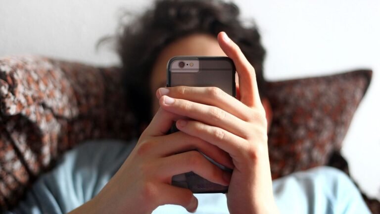 Neun von zehn Menschen stoßen auf Fake News im Netz