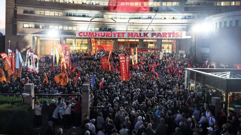 Zahlreiche Menschen bei Protesten gegen CHP-Urteil