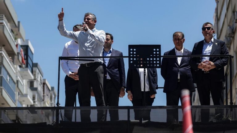 Türkei – Abgesetzter CHP-Chef Özel spricht zu Anhängern in Izmir