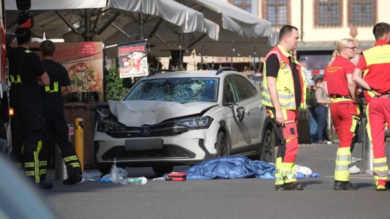 Auto fährt in Leipzig in Menschengruppe – zwei Tote