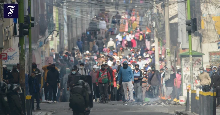 Evo Morales mobilisiert: Proteste und Chaos in Bolivien