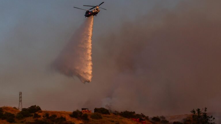 Feuerwehr in Kalifornien kämpft gegen zwei Waldbrände