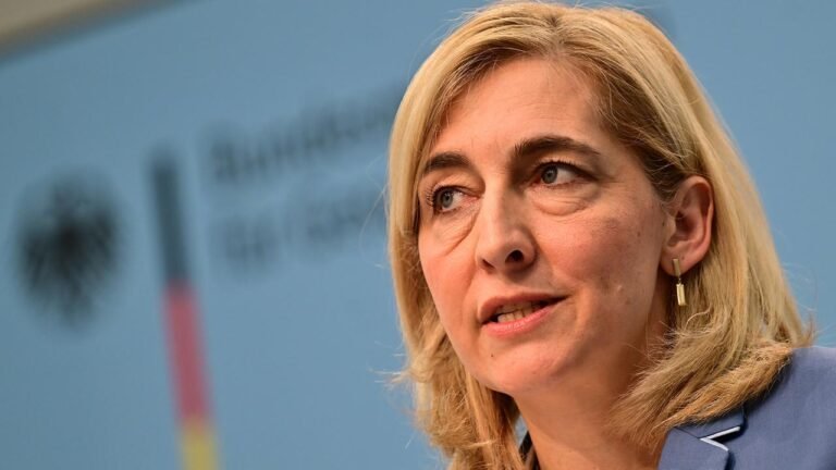 Verzögert sich die Pflegereform von Ministerin Warken?