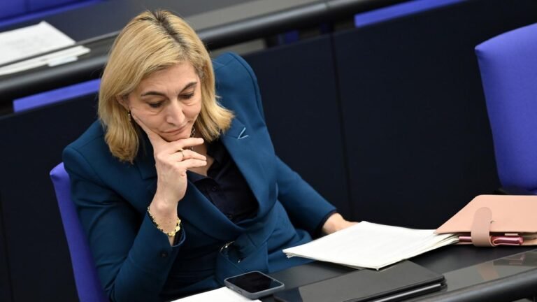 Bericht: Warken will bei Pflegereform Beiträge für Kinderlose erhöhen