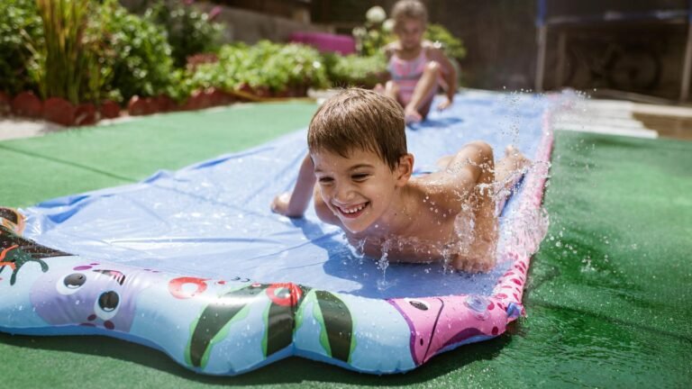 Wasserbahn für Kinder: So macht der Sommer im Garten richtig Spaß