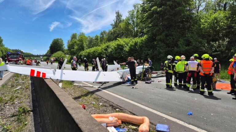 Segelflugzeug in NRW auf Autobahn A45 gestürzt