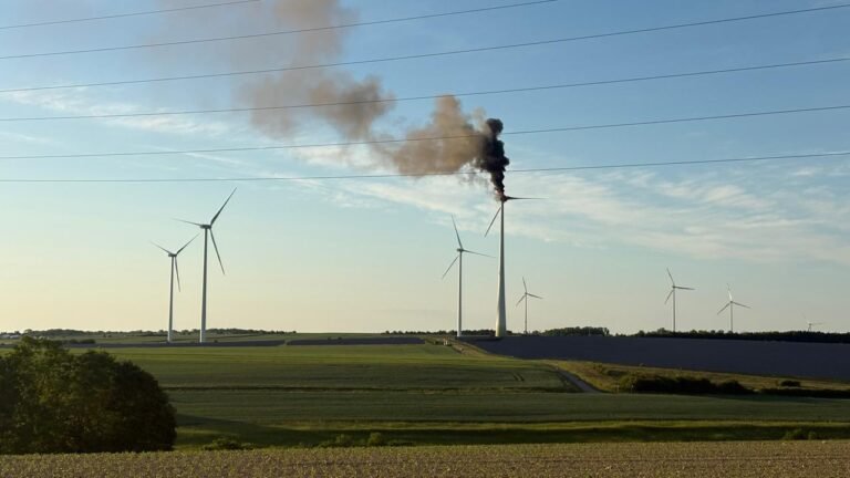 Windrad an der A7 brennt