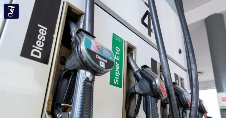 Business-Liveticker: Fünf Minuten Arbeit für einen Liter Sprit