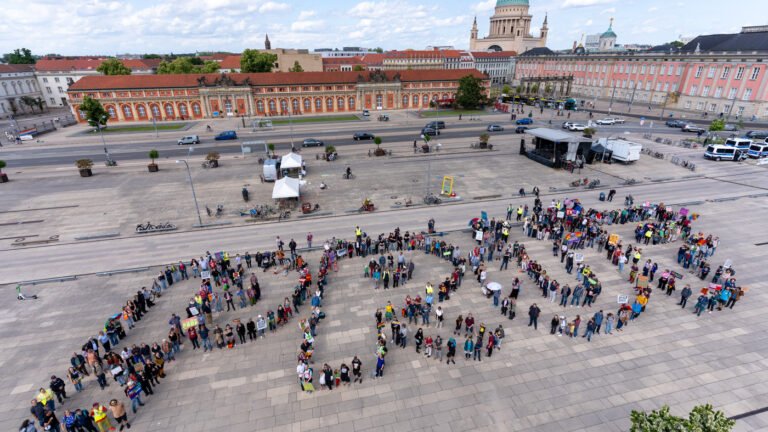 500 Menschen demonstrieren am Potsdamer Lustgarten