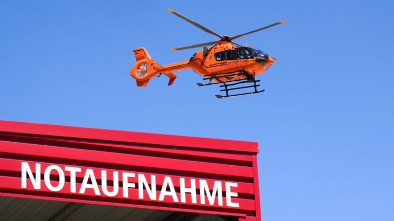 Autofahrerin eingeklemmt: Bei Überholmanöver stößt Lastwagen frontal mit Auto zusammen