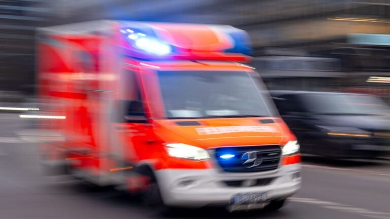 Straßenverkehr: Fahrer sieht kurz nichts – Unfall mit zwei Schwerverletzten