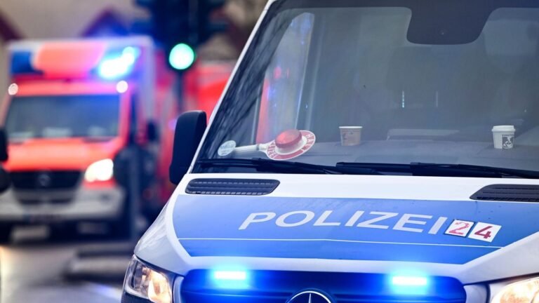 Unfälle: Unfall in Berlin-Pankow: Motorrad prallt mit Auto zusammen