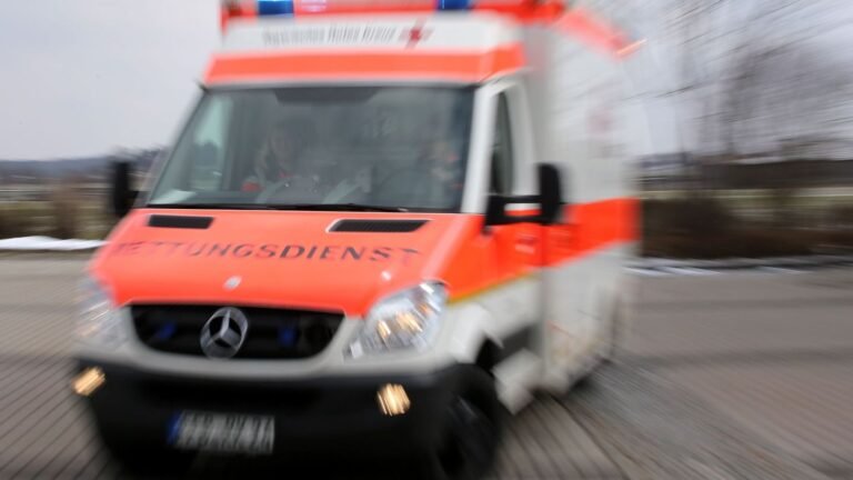 Betriebsunfall: Arbeiter wird bis zur Brust verschüttet und stirbt