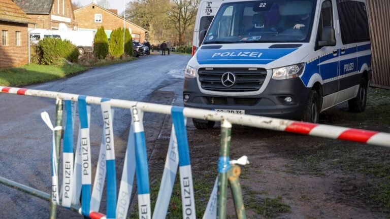 Generation Deutschland: Mahnwache gegen AfD-Jugend – Polizei löst Sitzblockaden auf