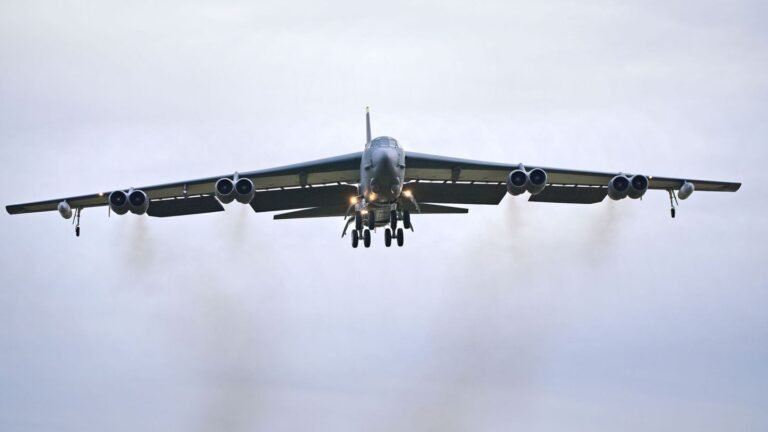 Unfall in den USA: Acht Tote bei Absturz von B-52-Bomber in den USA befürchtet