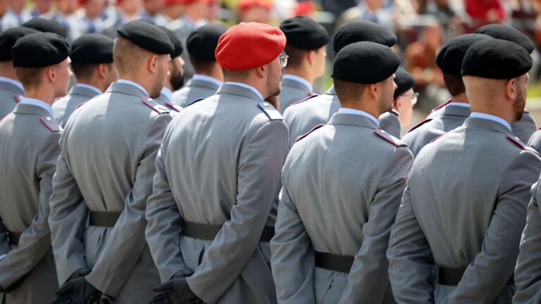 Debatte um Wehrdienst: Ein Influencer im Dienste der Bundeswehr – Politik