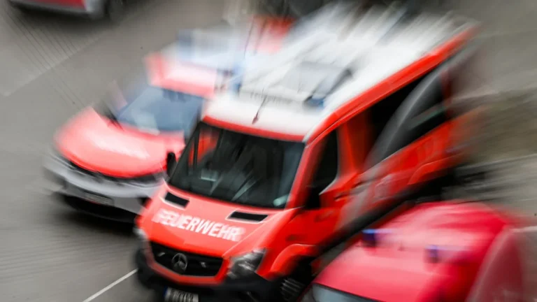 Verkehrsunfall: Schwerer Unfall auf A4: Autofahrer in Lebensgefahr