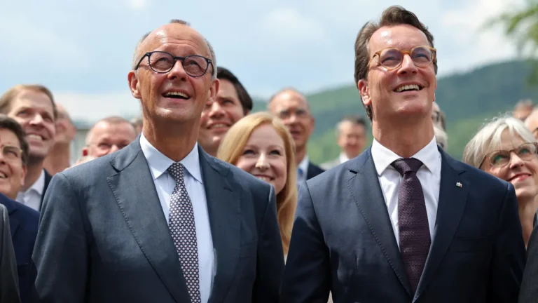 Gerüchte über »Kanzlertausch«: Merz und Wüst demonstrieren bei CDU-Treffen Geschlossenheit