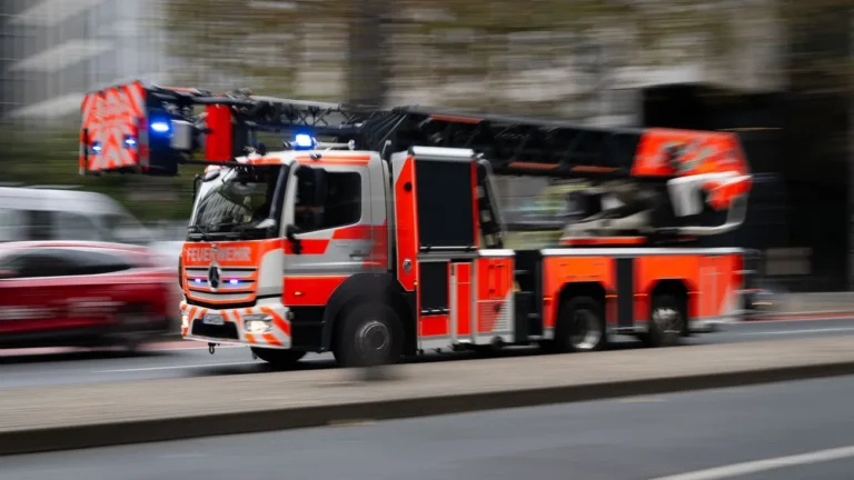 Feuerwehreinsatz: Brand in Mehrfamilienhaus – eine Person schwer verletzt
