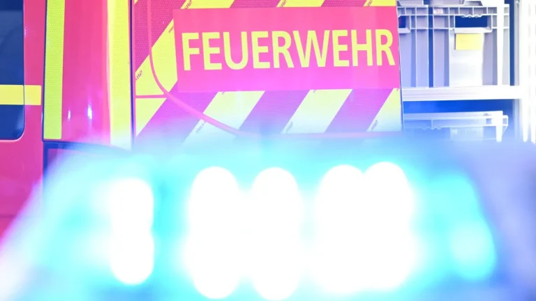 Mögliche Brandstiftung: Parkende Autos geraten in Brand – Kriminalpolizei ermittelt
