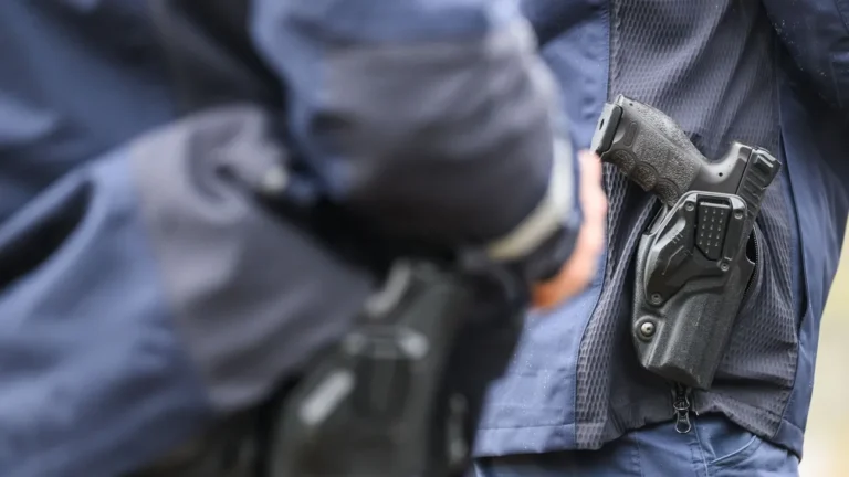 Hamburg: Autofahrer ignoriert Absperrung – Polizist verletzt