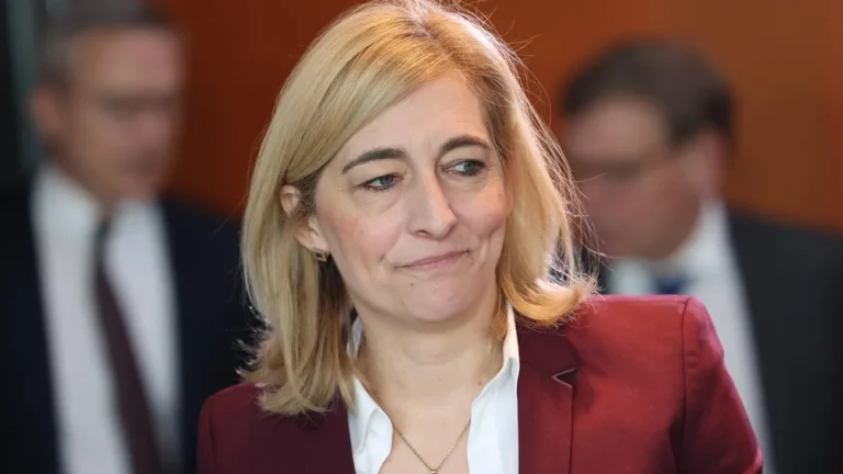 Reform der Pflegeversicherung: Nina Warken verteidigt Sparpaket in der Pflege gegen breite Kritik