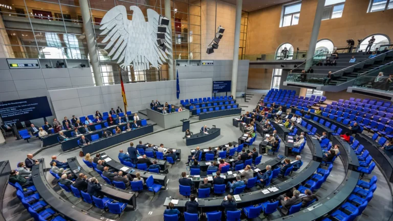 Bundestag: Linke kritisiert Altersbezüge von Abgeordneten als zu hoch