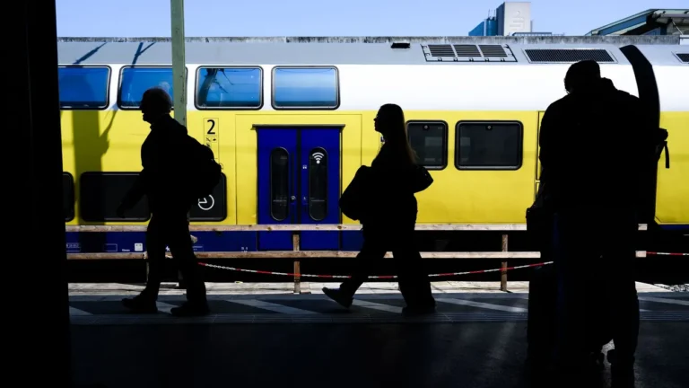 Eingriff in Bahnverkehr: Reisetasche vergessen – Mann springt auf abfahrenden Zug