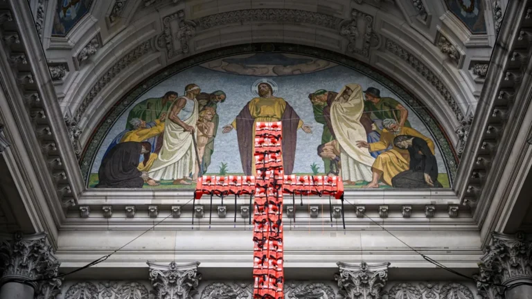 Weltflüchtlingstag: Kreuz aus Rettungswesten am Berliner Dom